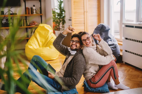 Gelukkige Kaukasische Paar Genieten Van Muziek Terwijl Zit Rug Aan — Stockfoto