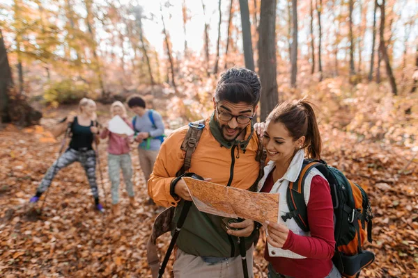 Wandelaars Permanent Bos Kaart Kijken Met Rugzakken Hun Rug Bos — Stockfoto