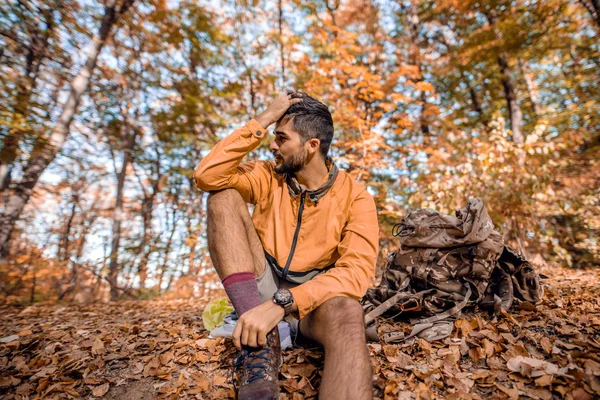 Hiker Duduk Tanah Hutan Pada Musim Gugur Sampingnya Ransel Konsep — Stok Foto
