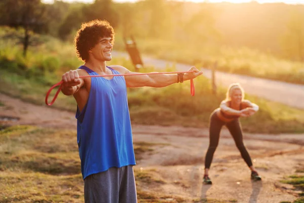 Training Der Natur Einem Sonnigen Sommertag Glücklich Konzentriertes Sportliches Paartraining — Stockfoto