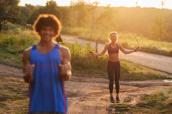 Opleiding Natuur Een Zonnige Zomerdag Happy Gericht Sportieve Paar Training — Stockfoto