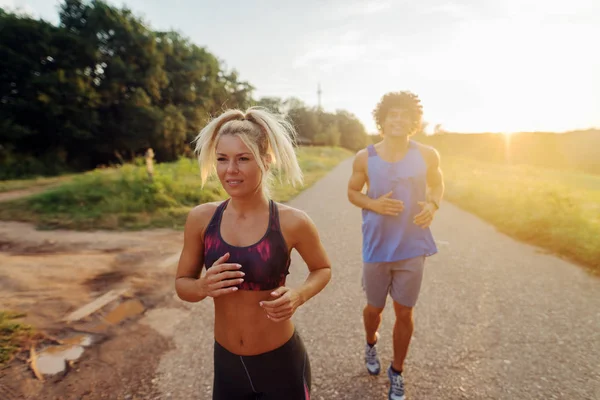 Gesunde Fitness Motivierte Sportliches Paar Frühmorgens Beim Laufen Park — Stockfoto