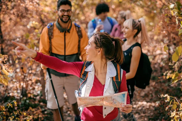 Vrouw Houden Kaart Wijzend Juiste Manier Tijdens Het Wandelen Bossen — Stockfoto