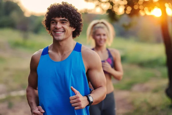Gesunde Fitness Motivierte Sportliches Paar Frühmorgens Beim Laufen Park — Stockfoto