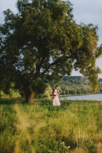Junges Stilvolles Paar Hochzeitstag Der Natur Posiert Bräutigam Umarmt Seine — Stockfoto