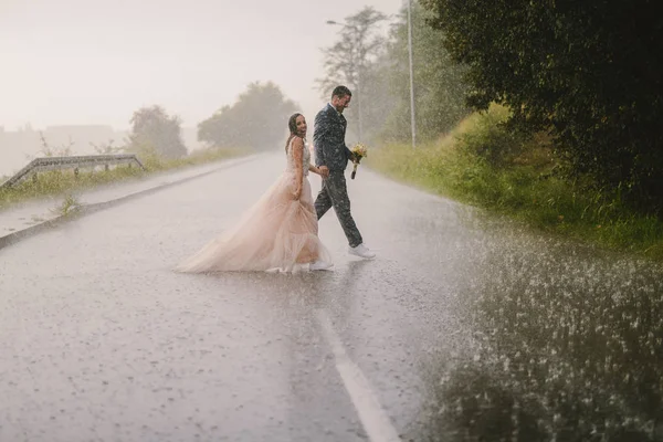 Joven Tonta Recién Casada Cruzando Calle Día Lluvioso Caminar Con — Foto de Stock