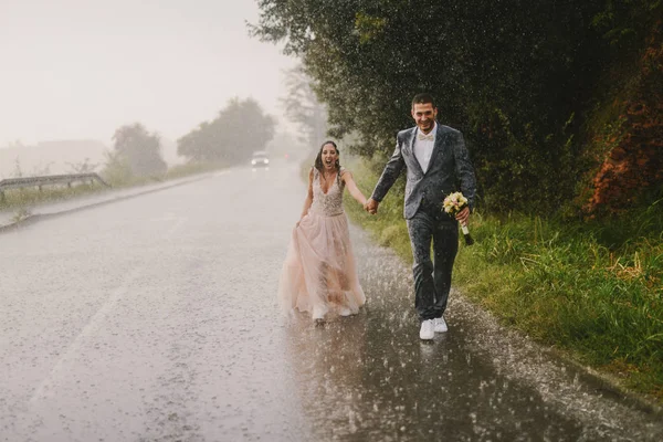 Net Echtpaar Hand Hand Lopen Regen Wandelen Natte Ceremoniële Kleren — Stockfoto