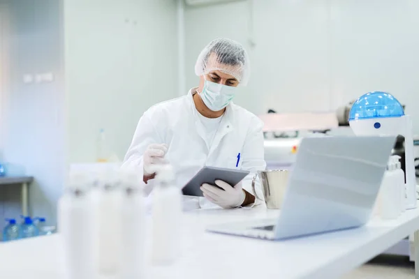 Imagen Del Hombre Con Ropa Estéril Sentado Laboratorio Brillante Comprobando — Foto de Stock