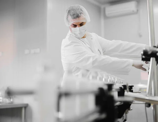 Picture Young Man Sterile Clothes Controlling Production Line Cosmetic Products — Stock Photo, Image