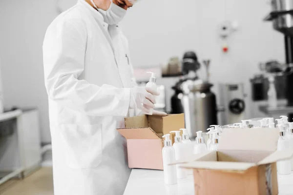 Imagen Del Hombre Botellas Embalaje Ropa Estéril Con Loción Caja — Foto de Stock