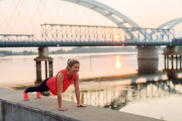 Fit Sportlich Süße Blonde Mädchen Liegestütze Der Nähe Des Flusses — Stockfoto