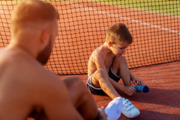 Baba Oğul Tenis Eğitim Sıcak Yaz Gününde Önce Çoraplarını Almayı — Stok fotoğraf