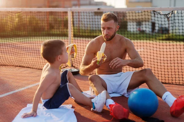 Father Son Eating Banana Summer Morning Training Having Fun Laughing — Stock Photo, Image