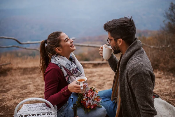 ピクニックに座って お茶を飲むカップル それらフルーツ バスケット ピクニック バスケットの巣 女性の持ち株の花束 秋の時間 — ストック写真