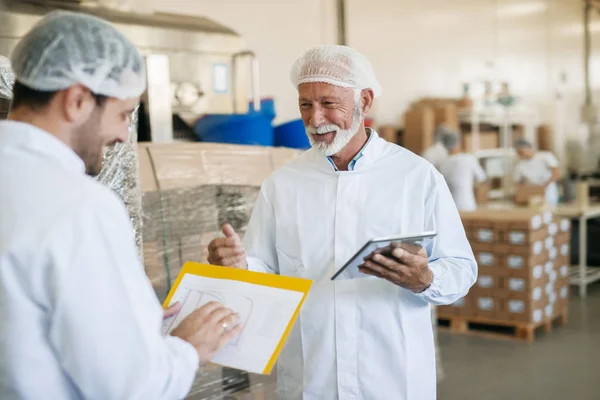 Supervisori Parlano Qualità Alimentare Nelle Mani Grafico Tablet — Foto Stock