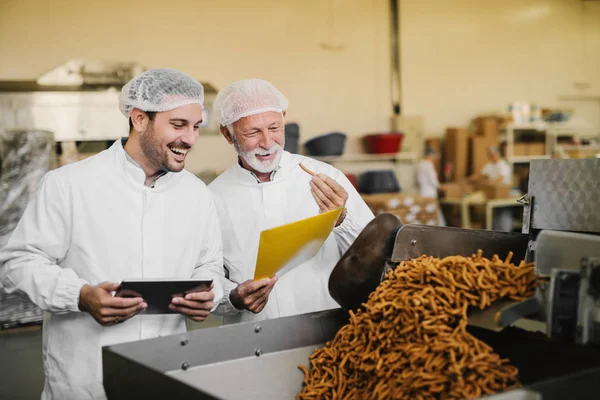 Orgullosos Padre Hijo Con Ropa Estéril Pie Fábrica Alimentos Comprobando — Foto de Stock