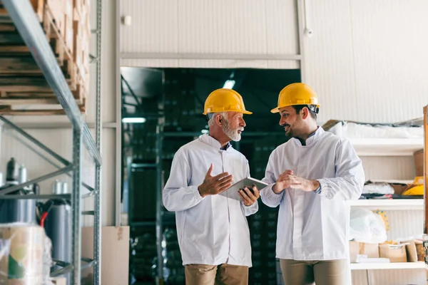 Coworkers Piedi Parlare Tablet Anziani Interno Del Magazzino — Foto Stock