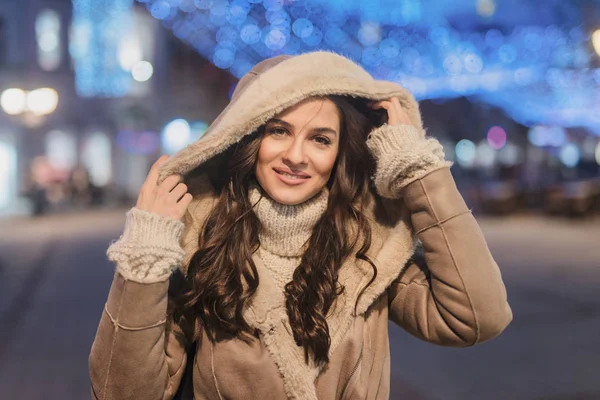 Jonge Kaukasische Vrouw Haar Kap Terwijl Staande Houden Straat Nachts — Stockfoto