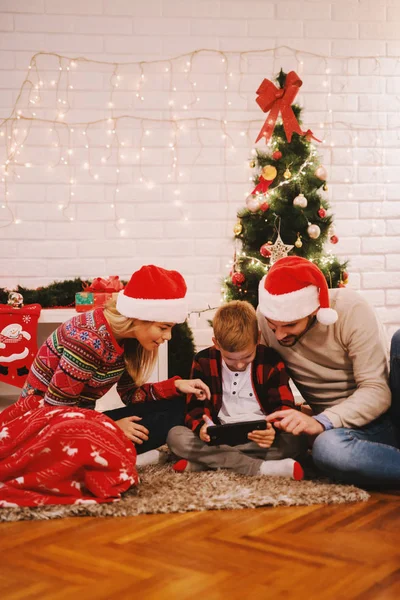 Glückliche Familie Feiert Weihnachten Hause Sitzt Auf Dem Fußboden Neben — Stockfoto