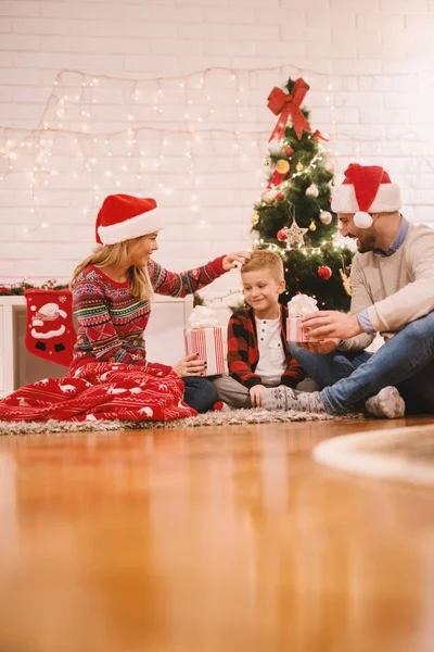 Szczęśliwa Rodzina Świętować Boże Narodzenie Domu Siedzi Podłodze Pod Kratę — Zdjęcie stockowe