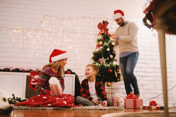 Junge Glückliche Eltern Und Ihr Entzückender Kleiner Sohn Feiern Weihnachten — Stockfoto