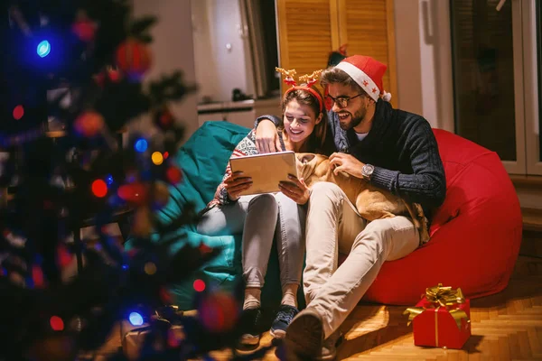 Casal Usando Tablet Enquanto Sentado Sala Estar Homem Segurando Cão — Fotografia de Stock