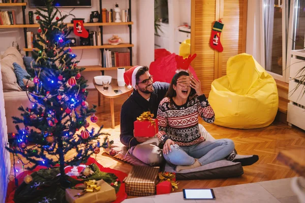 Mann Hält Geschenk Der Einen Hand Und Mit Der Anderen — Stockfoto