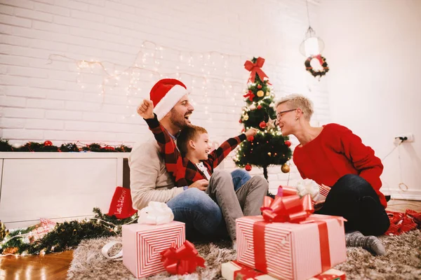 Família feliz celebrando o Natal — Fotografia de Stock