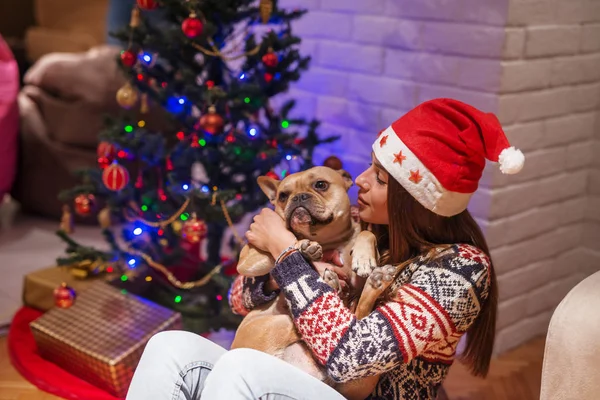 Nahaufnahme Einer Jungen Frau Die Ihr Haustier Umarmt Hintergrund Weihnachtsbaum — Stockfoto