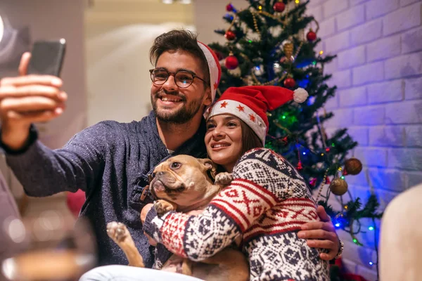 Paar Beim Selbstporträt Mit Hund Vor Dem Weihnachtsbaum Auf Den — Stockfoto