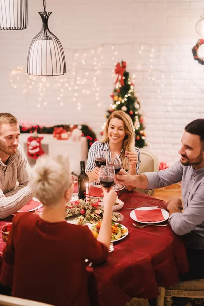 Amigos Felices Celebrando Navidad Casa Teniendo Una Cena Festiva Tradicional —  Fotos de Stock