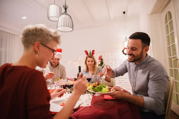 Amigos Felices Celebrando Navidad Casa Teniendo Una Cena Festiva Tradicional —  Fotos de Stock