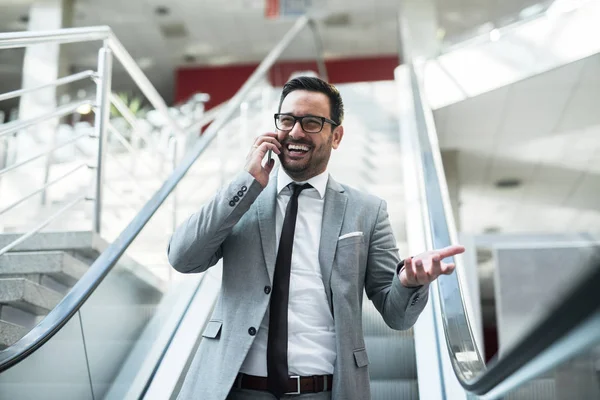 Geschäftsmann Benutzt Smartphone Für Geschäftliche Gespräche Während Die Rolltreppe Hinuntergeht — Stockfoto