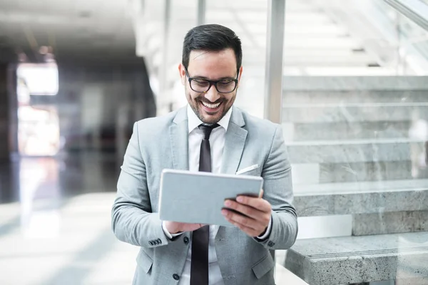 Retrato Empresário Sorrindo Usando Tablet Para Trabalho Enquanto Inclina Sobre — Fotografia de Stock