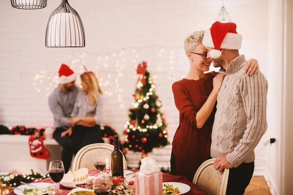 Amigos felizes celebrando o Natal — Fotografia de Stock