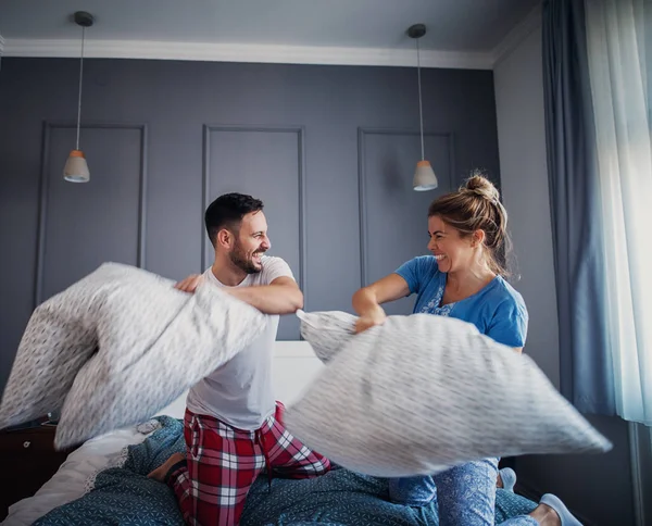 Mulher Bonita Pijama Homem Divertindo Quarto Lutando Com Travesseiros — Fotografia de Stock
