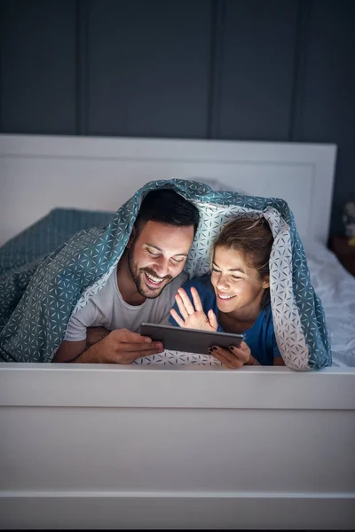 Glückliches Junges Liebespaar Liegt Unter Decke Bett Und Schaut Gemeinsam — Stockfoto
