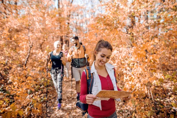 Pequeño Grupo Feliz Excursionistas Caminando Bosque Otoño Mujer Sosteniendo Mapa — Foto de Stock
