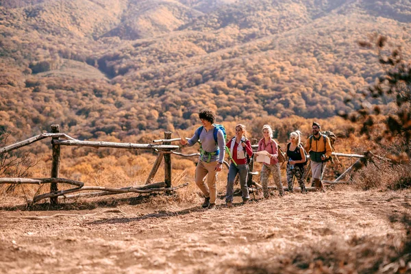 Wanderer Erklimmen Den Hügel Sie Gehen Der Reihe Hintergrund Wald — Stockfoto