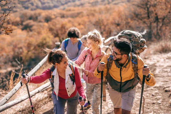 Gros Plan Des Randonneurs Qui Escaladent Colline Dans Les Mains — Photo