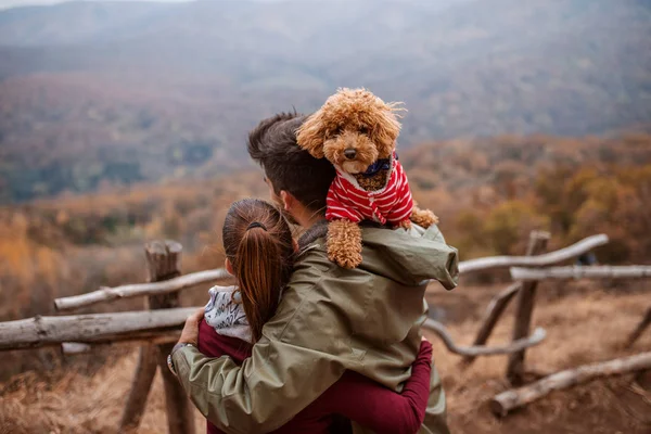 Couple Hugging Looking Breathtaking View Man Shoulders Puddle Backs Turned — Stock Photo, Image