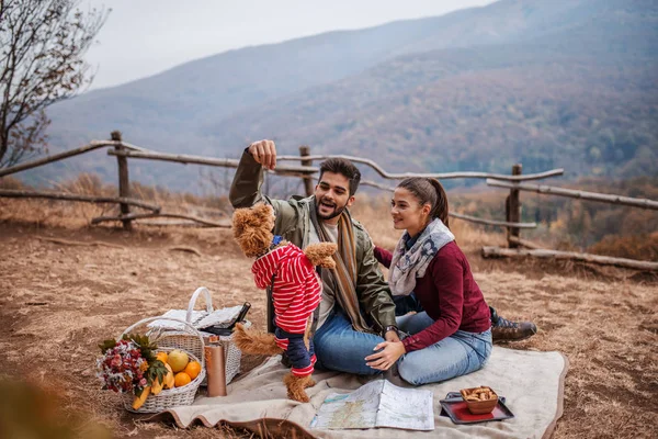 Pareja Picnic Sentado Manta Jugando Con Perro — Foto de Stock