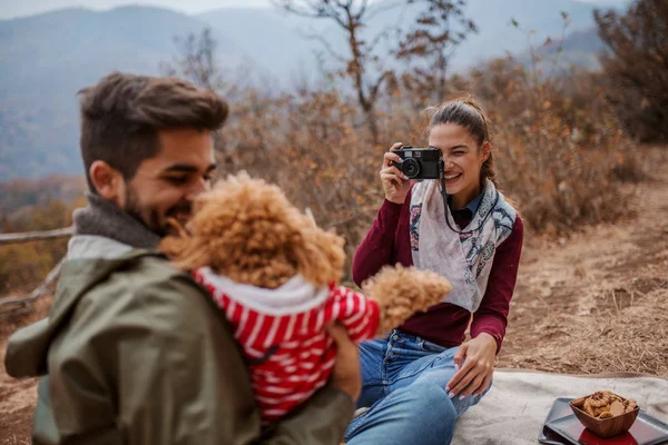 Žena Pořizování Fotografii Jejího Přítele Psa Zatímco Sedí Deku Piknik — Stock fotografie