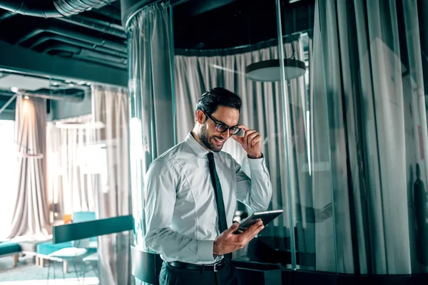 Hombre Negocios Guapo Oficina Mirando Tableta — Foto de Stock