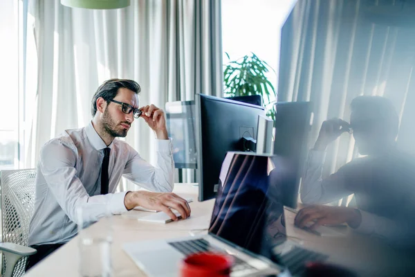 Empresario Cansado Aburrido Terminando Trabajo Lugar Trabajo Concepto Oficina — Foto de Stock