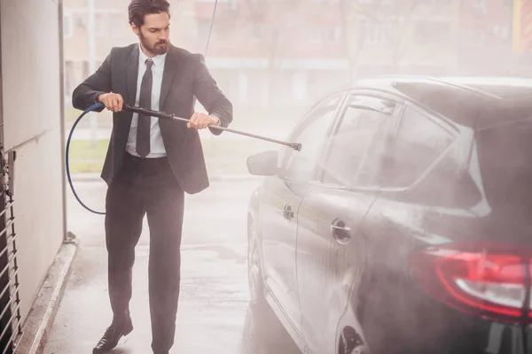 Elegantemente Vestido Hombre Lavando Coche Lavado Coches — Foto de Stock