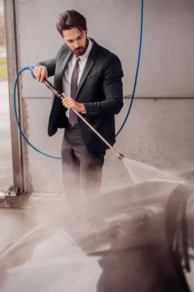 Άνθρωπος Στο Κοστούμι Πλύσιμο Του Αυτοκινήτου Στο Πλύσιμο Αυτοκινήτων — Φωτογραφία Αρχείου