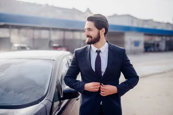 Homem Negócios Satisfeito Posando Lado Seu Carro Limpo Conceito Lavagem — Fotografia de Stock