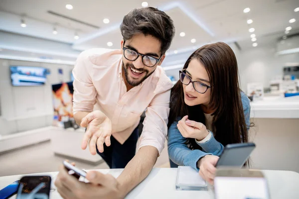 Pareja Comparando Qué Teléfono Inteligente Mejor Hombre Señala Teléfono Inteligente —  Fotos de Stock