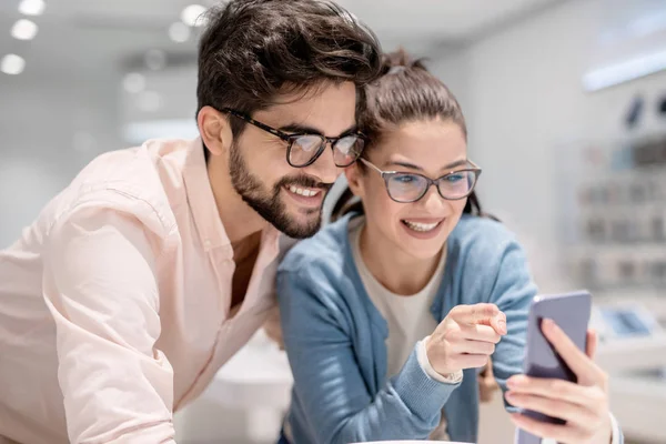 Mann Und Frau Schauen Auf Ihr Neues Smartphone Frau Zeigt — Stockfoto